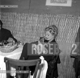 Rome, about 1960. Swedish actress Anita Ekberg with a cat in a restaurant / Roma, 1960 circa. Lattrice svedese Anita Ekberg con un gatto in un ristorante  - ©Marcello Mencarini/Rosebud2