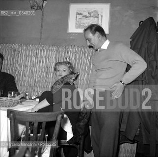 Rome, about 1960. Swedish actress Anita Ekberg with a cat in a restaurant / Roma, 1960 circa. Lattrice svedese Anita Ekberg con un gatto in un ristorante  - ©Marcello Mencarini/Rosebud2