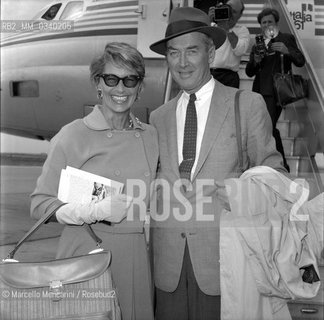 Rome airport, about 1960. American actor James Stewart and his wife Gloria Hatrick McLean / Aeroporto di Roma, 1960 circa. Lattore americano James Stewart e sua moglie Gloria Hatrick McLean - ©Marcello Mencarini/Rosebud2