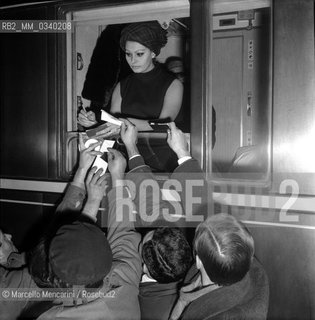 Rome, Termini Railway Station, about 1965. Italian actress Sophia Loren while signing autographs from a train window / Roma, 1965 circa. Lattrice Sophia Loren mentre firma autografi dal finestrino di un treno - ©Marcello Mencarini/Rosebud2