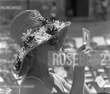 Spoleto, Italy, August 6, 1961. French actress Brigitte Bardot wearing sunglasses and a straw hat with applied flowers, on the set of the movie Vie privée (A Very Private Affair) directed by Louis Malle / Spoleto, 6 agosto 1961. Lattrice francese Brigitte Bardot con occhiali da sole e un cappello di paglia con fiori applicati, sul set del film Vie privée (La vita privata) diretto da Louis Malle - ©Marcello Mencarini/Rosebud2