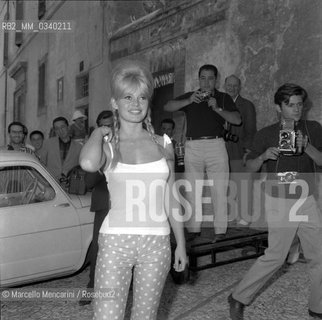 Spoleto, Italy, August 6, 1961. French actress Brigitte Bardot among some photographers on the set of the movie Vie privée (A Very Private Affair) directed by Louis Malle / Spoleto, 6 agosto 1961. Lattrice francese Brigitte Bardot tra i fotografi sul set del film Vie privée (La vita privata) diretto da Louis Malle - ©Marcello Mencarini/Rosebud2