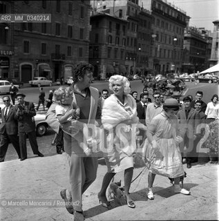 Rome, Spanish Steps, 1960. American actress Jayne Mansfield, her second husband  Mickey Hargitay and their sons / Roma, Trinità dei Monti, 1960. Lattrice americana Jayne Mansfield, il suo secondo marito Mickey Hargitay e i loro figli - ©Marcello Mencarini/Rosebud2