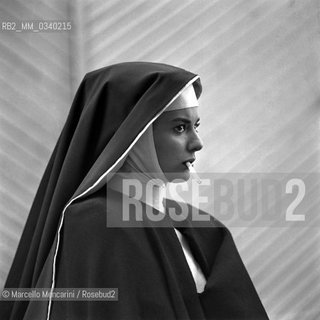 Italian actress Giovanna Ralli as a nun on the set of the movie Era notte a Roma (Escape by night) / Lattrice Giovanna Ralli in costume da monaca sul set del film Era notte a Roma diretto da Roberto Rossellini - ©Marcello Mencarini/Rosebud2