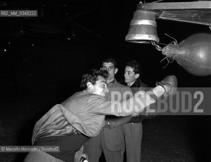 Rome, about 1960. Italian actor Walter Chiari hitting a punching ball / Roma, 1960 circa.Lattore Walter Chiari mentre colpisce un punching ball  - ©Marcello Mencarini/Rosebud2