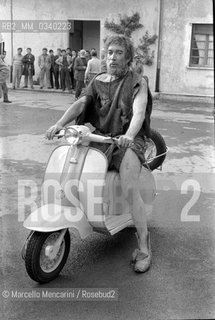 Rome, Cinecittà Studios, 1961. Mexican-American actor Anthony Quinn on a Lambretta scooter during a break on the set of the religious epic movie Barabbas, directed by Richard Fleischer / Roma, Studi cinematografici di Cinecittà, 1961. Lattore americano Anthony Quinn su una Lambretta durante una pausa sul set del  film epico religioso Barabba, diretto da Richard Fleischer - ©Marcello Mencarini/Rosebud2