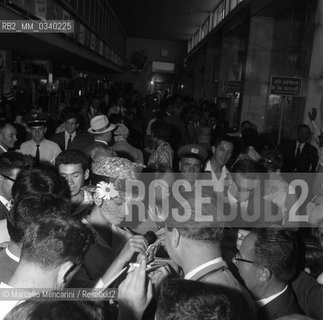 Rome, Termini railway station, about 1960. Italian actress Sophia Loren signing autographs / Roma, Stazione Termini, 1960 circa. Lattrice Sophia Loren mentre firma autografi - ©Marcello Mencarini/Rosebud2