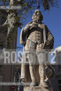 Statua di Nostradamus in piazza Général de Gaulle à Salon de Provence. In questa cittadina del Sud della Francia, dal 1547 fino alla sua morte nel 1566, visse Michel de Nostredame, detto Nostradamus, medico e astrologo famoso per aver scritto le Prophéties, una serie di quartine raccolte in Centurie piene di previsioni dalla sua epoca fino al 3797. Alcuni gli attribuiscono la predizione di eventi come il crollo delle Torri gemelle a New York nel 2001 o una prossima Terza guerra mondiale, anche se nellopera, scritta con uno stile enigmatico e allegorico, non cè alcun riscontro preciso  /  Nostradamus statue in Place Général de Gaulle at Salon-de-Provence. In this town in the South of France, physician and astrologer Michel de Nostredame, said Nostradamus, lived from 1547 until his death in 1566. He is famous for writing the Propheties, a series of quatrains gathered in Centuries full of predictions from his time until 3797. Some people think this work predicted and predicts many events such as the collapse of the Twin Towers in New York in 2001 or a future world War III, although in it, written in a style allegorical and enigmatic, there is no precise connections - ©Marcello Mencarini/Rosebud2