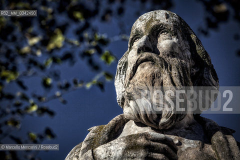 Statua di Nostradamus in piazza Général de Gaulle à Salon de Provence. In questa cittadina del Sud della Francia, dal 1547 fino alla sua morte nel 1566, visse Michel de Nostredame, detto Nostradamus, medico e astrologo famoso per aver scritto le Prophéties, una serie di quartine raccolte in Centurie piene di previsioni dalla sua epoca fino al 3797. Alcuni gli attribuiscono la predizione di eventi come il crollo delle Torri gemelle a New York nel 2001 o una prossima Terza guerra mondiale, anche se nellopera, scritta con uno stile enigmatico e allegorico, non cè alcun riscontro preciso  /  Nostradamus statue in Place Général de Gaulle at Salon-de-Provence. In this town in the South of France, physician and astrologer Michel de Nostredame, said Nostradamus, lived from 1547 until his death in 1566. He is famous for writing the Propheties, a series of quatrains gathered in Centuries full of predictions from his time until 3797. Some people think this work predicted and predicts many events such as the collapse of the Twin Towers in New York in 2001 or a future world War III, although in it, written in a style allegorical and enigmatic, there is no precise connections - ©Marcello Mencarini/Rosebud2