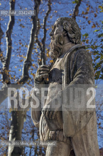 Statua di Nostradamus in piazza Général de Gaulle à Salon de Provence. In questa cittadina del Sud della Francia, dal 1547 fino alla sua morte nel 1566, visse Michel de Nostredame, detto Nostradamus, medico e astrologo famoso per aver scritto le Prophéties, una serie di quartine raccolte in Centurie piene di previsioni dalla sua epoca fino al 3797. Alcuni gli attribuiscono la predizione di eventi come il crollo delle Torri gemelle a New York nel 2001 o una prossima Terza guerra mondiale, anche se nellopera, scritta con uno stile enigmatico e allegorico, non cè alcun riscontro preciso  /  Nostradamus statue in Place Général de Gaulle at Salon-de-Provence. In this town in the South of France, physician and astrologer Michel de Nostredame, said Nostradamus, lived from 1547 until his death in 1566. He is famous for writing the Propheties, a series of quatrains gathered in Centuries full of predictions from his time until 3797. Some people think this work predicted and predicts many events such as the collapse of the Twin Towers in New York in 2001 or a future world War III, although in it, written in a style allegorical and enigmatic, there is no precise connections - ©Marcello Mencarini/Rosebud2