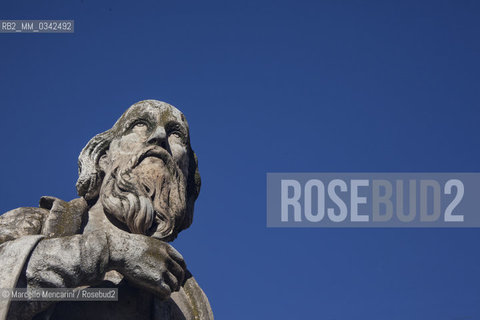 Statua di Nostradamus in piazza Général de Gaulle à Salon de Provence. In questa cittadina del Sud della Francia, dal 1547 fino alla sua morte nel 1566, visse Michel de Nostredame, detto Nostradamus, medico e astrologo famoso per aver scritto le Prophéties, una serie di quartine raccolte in Centurie piene di previsioni dalla sua epoca fino al 3797. Alcuni gli attribuiscono la predizione di eventi come il crollo delle Torri gemelle a New York nel 2001 o una prossima Terza guerra mondiale, anche se nellopera, scritta con uno stile enigmatico e allegorico, non cè alcun riscontro preciso  /  Nostradamus statue in Place Général de Gaulle at Salon-de-Provence. In this town in the South of France, physician and astrologer Michel de Nostredame, said Nostradamus, lived from 1547 until his death in 1566. He is famous for writing the Propheties, a series of quatrains gathered in Centuries full of predictions from his time until 3797. Some people think this work predicted and predicts many events such as the collapse of the Twin Towers in New York in 2001 or a future world War III, although in it, written in a style allegorical and enigmatic, there is no precise connections - ©Marcello Mencarini/Rosebud2