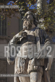 Statua di Nostradamus in piazza Général de Gaulle à Salon de Provence. In questa cittadina del Sud della Francia, dal 1547 fino alla sua morte nel 1566, visse Michel de Nostredame, detto Nostradamus, medico e astrologo famoso per aver scritto le Prophéties, una serie di quartine raccolte in Centurie piene di previsioni dalla sua epoca fino al 3797. Alcuni gli attribuiscono la predizione di eventi come il crollo delle Torri gemelle a New York nel 2001 o una prossima Terza guerra mondiale, anche se nellopera, scritta con uno stile enigmatico e allegorico, non cè alcun riscontro preciso  /  Nostradamus statue in Place Général de Gaulle at Salon-de-Provence. In this town in the South of France, physician and astrologer Michel de Nostredame, said Nostradamus, lived from 1547 until his death in 1566. He is famous for writing the Propheties, a series of quatrains gathered in Centuries full of predictions from his time until 3797. Some people think this work predicted and predicts many events such as the collapse of the Twin Towers in New York in 2001 or a future world War III, although in it, written in a style allegorical and enigmatic, there is no precise connections - ©Marcello Mencarini/Rosebud2