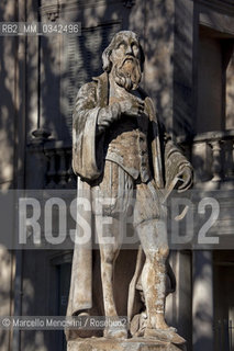 Statua di Nostradamus in piazza Général de Gaulle à Salon de Provence. In questa cittadina del Sud della Francia, dal 1547 fino alla sua morte nel 1566, visse Michel de Nostredame, detto Nostradamus, medico e astrologo famoso per aver scritto le Prophéties, una serie di quartine raccolte in Centurie piene di previsioni dalla sua epoca fino al 3797. Alcuni gli attribuiscono la predizione di eventi come il crollo delle Torri gemelle a New York nel 2001 o una prossima Terza guerra mondiale, anche se nellopera, scritta con uno stile enigmatico e allegorico, non cè alcun riscontro preciso  /  Nostradamus statue in Place Général de Gaulle at Salon-de-Provence. In this town in the South of France, physician and astrologer Michel de Nostredame, said Nostradamus, lived from 1547 until his death in 1566. He is famous for writing the Propheties, a series of quatrains gathered in Centuries full of predictions from his time until 3797. Some people think this work predicted and predicts many events such as the collapse of the Twin Towers in New York in 2001 or a future world War III, although in it, written in a style allegorical and enigmatic, there is no precise connections - ©Marcello Mencarini/Rosebud2