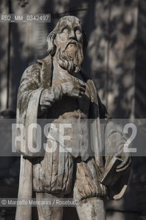 Statua di Nostradamus in piazza Général de Gaulle à Salon de Provence. In questa cittadina del Sud della Francia, dal 1547 fino alla sua morte nel 1566, visse Michel de Nostredame, detto Nostradamus, medico e astrologo famoso per aver scritto le Prophéties, una serie di quartine raccolte in Centurie piene di previsioni dalla sua epoca fino al 3797. Alcuni gli attribuiscono la predizione di eventi come il crollo delle Torri gemelle a New York nel 2001 o una prossima Terza guerra mondiale, anche se nellopera, scritta con uno stile enigmatico e allegorico, non cè alcun riscontro preciso  /  Nostradamus statue in Place Général de Gaulle at Salon-de-Provence. In this town in the South of France, physician and astrologer Michel de Nostredame, said Nostradamus, lived from 1547 until his death in 1566. He is famous for writing the Propheties, a series of quatrains gathered in Centuries full of predictions from his time until 3797. Some people think this work predicted and predicts many events such as the collapse of the Twin Towers in New York in 2001 or a future world War III, although in it, written in a style allegorical and enigmatic, there is no precise connections - ©Marcello Mencarini/Rosebud2