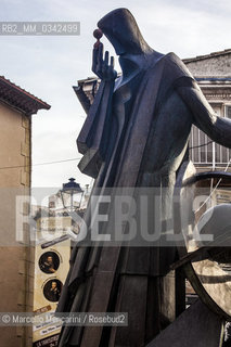 Salon de Provence (Francia). Statua del medico e astrologo Michel de Nostredame, noto come Nostradamus, in Place des anciennes Halles, davanti alla casa dove visse dal 1547 al 1566 che oggi è oggi sede di un museo a lui dedicato  /  Salon-de-Provence (France). Statue of doctor and astrologer, Michel de Nostredame (known as Nostradamus) in Place des anciennes Halles, in front of the house where he lived from 1547 to 1566 that is now a museum dedicated to him - ©Marcello Mencarini/Rosebud2