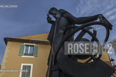 Salon de Provence (Francia). Statua del medico e astrologo Michel de Nostredame, noto come Nostradamus, in Place des anciennes Halles, davanti alla casa dove visse dal 1547 al 1566 che oggi è oggi sede di un museo a lui dedicato  /  Salon-de-Provence (France). Statue of doctor and astrologer, Michel de Nostredame (known as Nostradamus) in Place des anciennes Halles, in front of the house where he lived from 1547 to 1566 that is now a museum dedicated to him - ©Marcello Mencarini/Rosebud2