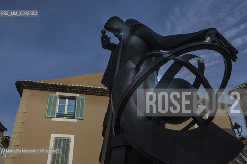 Salon de Provence (Francia). Statua del medico e astrologo Michel de Nostredame, noto come Nostradamus, in Place des anciennes Halles, davanti alla casa dove visse dal 1547 al 1566 che oggi è oggi sede di un museo a lui dedicato  /  Salon-de-Provence (France). Statue of doctor and astrologer, Michel de Nostredame (known as Nostradamus) in Place des anciennes Halles, in front of the house where he lived from 1547 to 1566 that is now a museum dedicated to him - ©Marcello Mencarini/Rosebud2