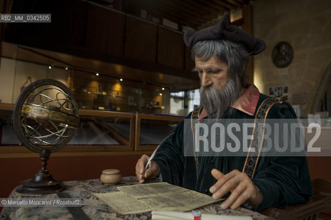 Salon de Provence (Francia). Nostradamus (Michel de Nostredame) seduto allo scrittoio: statua in silicone posta allingresso del Museo a lui dedicato che si trova nella casa dove abitò dal 1547 fino alla sua morte, nel 1566  /  Salon-de-Provence (France). Nostradamus (Michel de Nostredame) sitting at his desk: silicone statue at the entrance of the museum dedicated to him, located in the house in which he lived from 1547 until his death in 1566 - ©Marcello Mencarini/Rosebud2