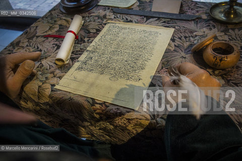 Salon de Provence (Francia). Nostradamus (Michel de Nostredame) seduto allo scrittoio: dettaglio delle mani della statua in silicone posta allingresso del Museo a lui dedicato che si trova nella casa dove abitò dal 1547 fino alla sua morte, nel 1566 / Salon-de-Provence (France). Nostradamus (Michel de Nostredame) sitting at his desk: detail of the hands of the silicone statue at the entrance of the museum dedicated to him, located in the house in which he lived from 1547 until his death in 1566 - ©Marcello Mencarini/Rosebud2