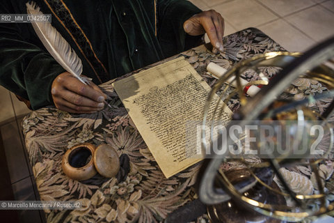 Salon de Provence (Francia). Nostradamus (Michel de Nostredame) seduto allo scrittoio: dettaglio delle mani della statua in silicone posta allingresso del Museo a lui dedicato che si trova nella casa dove abitò dal 1547 fino alla sua morte, nel 1566 / Salon-de-Provence (France). Nostradamus (Michel de Nostredame) sitting at his desk: detail of the hands of the silicone statue at the entrance of the museum dedicated to him, located in the house in which he lived from 1547 until his death in 1566 - ©Marcello Mencarini/Rosebud2