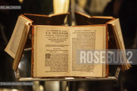 Salon de Provence (Francia). Museo di Nostradamus (Michel de Nostredame, 1503-1566). Copia del suo Traité des fardements et des confitures (Trattato dei Condimenti e Conserve, Lione 1556), un libro di ricette per fare confetture e produrre  cosmetici, dove sono descritti anche i suoi rimedi contro la peste  /  Salon de Provence (France). Museum of Nostradamus (Michel de Nostredame, 1503-1566). Copy of his book Traité des fardements et des confitures (Treatise on Make-Up and Jam, Lyon 1556) a medical cookbook containing also preparations of cosmetic and a description of the methods he used to treat the plague - ©Marcello Mencarini/Rosebud2