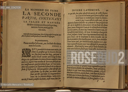 Salon de Provence (Francia). Museo di Nostradamus (Michel de Nostredame, 1503-1566). Copia del suo Traité des fardements et des confitures (Trattato dei Condimenti e Conserve, Lione 1556), un libro di ricette per fare confetture e produrre  cosmetici, dove sono descritti anche i suoi rimedi contro la peste  /  Salon de Provence (France). Museum of Nostradamus (Michel de Nostredame, 1503-1566). Copy of his book Traité des fardements et des confitures (Treatise on Make-Up and Jam, Lyon 1556) a medical cookbook containing also preparations of cosmetic and a description of the methods he used to treat the plague - ©Marcello Mencarini/Rosebud2