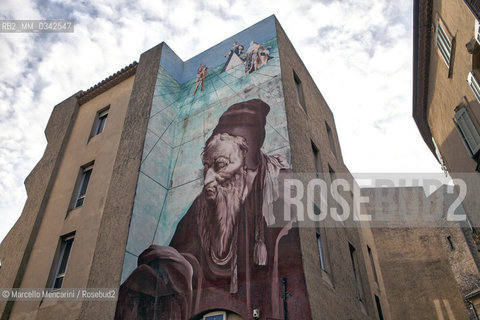 Salon de Provence, Francia. Grande affresco raffigurante il medico e astrologo Michel de Nostredame, noto come Nostradamus, su un muro in Place des anciennes Halles, vicino alla casa dove visse dal 1547 fino alla sua morte, nel 1566  /  Salon-de-Provence, France. Large fresco depicting the doctor and astrologer, Michel de Nostredame (Nostradamus), on a wall in the Place des anciennes Halles, near the house where he lived from 1547 until his death in 1566 - ©Marcello Mencarini/Rosebud2