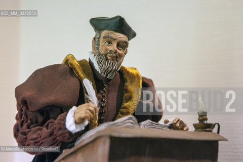 Salon de Provence (Francia). Statuetta di Nostradamus, opera di Hélène Troussier, in vendita nel Museo di Nostradamus (Michel de Nostredame, 1503-1566). La tradizione dei santons, statuette in terracotta per il presepe vestite con i costumi locali, è tipica di tutta la Provenza / Salon de Provence (France). Museum of Nostradamus (Michel de Nostredame, 1503-1566). Small statue of Nostradamus, by Hélène Troussier, for sale in the Museum of Nostradamus (Michel de Nostredame, 1503 to 1566). The tradition of santons, small hand-painted terracotta nativity scene figurines dressed in local costumes, is typical of Provence - ©Marcello Mencarini/Rosebud2