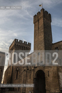 Il Castello de lEmperi, IX Secolo, costruito sulla roccia di Puech che domina la grande pianura della Crau, nel comune di Salon de Provence (Francia). Qui furono ospitati la regina Caterina de Medici e suo figlio Carlo IX, quando fecero visita a Nostradamus nel 1564. Oggi è un museo  /  The Château de lEmpéri, a 9th-century castle built on the rock of Puech which dominates the plain of Crau in the commune of Salon-de-Provence (France). Here were hosted Queen Catherine de Medici and his son Charles IX, when they visited Nostradamus in 1564. Now it is a museum - ©Marcello Mencarini/Rosebud2