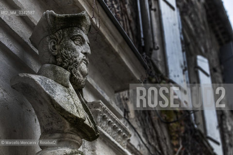 Saint Rémy de Provence (Francia). Busto di Nostradamus di Liotard de Lambesc (1859). In questa città Nostradamus (Michel de Nostredame) nacque nel 1966 / Saint Remy de Provence (France). Bust of Nostradamus by Liotard de Lambesc (1859). In this town Nostradamus (Michel de Nostredame) was born in 1966 - ©Marcello Mencarini/Rosebud2