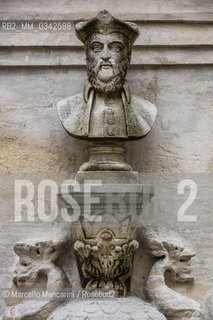 Saint Rémy de Provence (Francia). Busto di Nostradamus di Liotard de Lambesc (1859). In questa città Nostradamus (Michel de Nostredame) nacque nel 1966 / Saint Remy de Provence (France). Bust of Nostradamus by Liotard de Lambesc (1859). In this town Nostradamus (Michel de Nostredame) was born in 1966 - ©Marcello Mencarini/Rosebud2