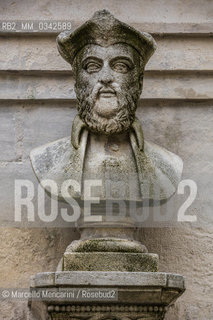 Saint Rémy de Provence (Francia). Busto di Nostradamus di Liotard de Lambesc (1859). In questa città Nostradamus (Michel de Nostredame) nacque nel 1966 / Saint Remy de Provence (France). Bust of Nostradamus by Liotard de Lambesc (1859). In this town Nostradamus (Michel de Nostredame) was born in 1966 - ©Marcello Mencarini/Rosebud2