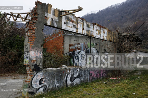 Consonno, frazione di Olginate in provincia di Lecco. Questo antico borgo fu acquistato nel 1962 dal conte Mario Bagno per farne un centro commerciale e di divertimento. Gli abitanti furono costretti ad andarsene e il paese fu quasi completamente distrutto, ma il progetto non venne mai portato a termine e oggi ne restano solo alcuni edifici in rovina, ulteriormente devastati nel 2007 durante un rave party. Nel 2014, il complesso è stato messo in vendita dalla “Immobiliare Consonno Brianza”  /  Consonno, hamlet of Olginate in the province of Lecco (Italy). This ancient village was acquired in 1962 by Count Mario Bagno to built here a shopping mall and entertainment center. The inhabitants were forced to leave and the place was almost completely destroyed, but the project was never completed. Today there are only a few buildings in ruins, further devastated in 2007 during a rave party. In 2014, the complex was put on sale by the Real Estate “Consonno Brianza” company - ©Marcello Mencarini/Rosebud2