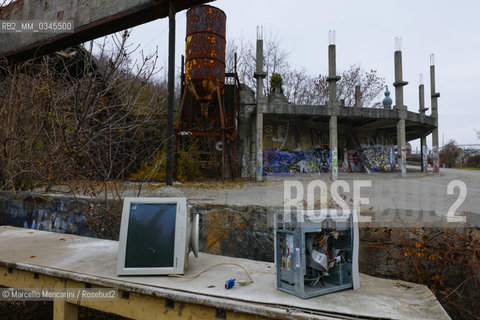 Consonno, frazione di Olginate in provincia di Lecco. Questo antico borgo fu acquistato nel 1962 dal conte Mario Bagno per farne un centro commerciale e di divertimento. Gli abitanti furono costretti ad andarsene e il paese fu quasi completamente distrutto, ma il progetto non venne mai portato a termine e oggi ne restano solo alcuni edifici in rovina, ulteriormente devastati nel 2007 durante un rave party. Nel 2014, il complesso è stato messo in vendita dalla “Immobiliare Consonno Brianza”  /  Consonno, hamlet of Olginate in the province of Lecco (Italy). This ancient village was acquired in 1962 by Count Mario Bagno to built here a shopping mall and entertainment center. The inhabitants were forced to leave and the place was almost completely destroyed, but the project was never completed. Today there are only a few buildings in ruins, further devastated in 2007 during a rave party. In 2014, the complex was put on sale by the Real Estate “Consonno Brianza” company - ©Marcello Mencarini/Rosebud2