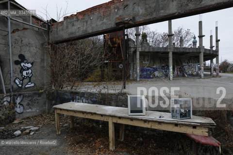 Consonno, frazione di Olginate in provincia di Lecco. Questo antico borgo fu acquistato nel 1962 dal conte Mario Bagno per farne un centro commerciale e di divertimento. Gli abitanti furono costretti ad andarsene e il paese fu quasi completamente distrutto, ma il progetto non venne mai portato a termine e oggi ne restano solo alcuni edifici in rovina, ulteriormente devastati nel 2007 durante un rave party. Nel 2014, il complesso è stato messo in vendita dalla “Immobiliare Consonno Brianza”  /  Consonno, hamlet of Olginate in the province of Lecco (Italy). This ancient village was acquired in 1962 by Count Mario Bagno to built here a shopping mall and entertainment center. The inhabitants were forced to leave and the place was almost completely destroyed, but the project was never completed. Today there are only a few buildings in ruins, further devastated in 2007 during a rave party. In 2014, the complex was put on sale by the Real Estate “Consonno Brianza” company - ©Marcello Mencarini/Rosebud2