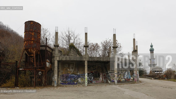 Consonno, frazione di Olginate in provincia di Lecco. Questo antico borgo fu acquistato nel 1962 dal conte Mario Bagno per farne un centro commerciale e di divertimento. Gli abitanti furono costretti ad andarsene e il paese fu quasi completamente distrutto, ma il progetto non venne mai portato a termine e oggi ne restano solo alcuni edifici in rovina, ulteriormente devastati nel 2007 durante un rave party. Nel 2014, il complesso è stato messo in vendita dalla “Immobiliare Consonno Brianza”  /  Consonno, hamlet of Olginate in the province of Lecco (Italy). This ancient village was acquired in 1962 by Count Mario Bagno to built here a shopping mall and entertainment center. The inhabitants were forced to leave and the place was almost completely destroyed, but the project was never completed. Today there are only a few buildings in ruins, further devastated in 2007 during a rave party. In 2014, the complex was put on sale by the Real Estate “Consonno Brianza” company - ©Marcello Mencarini/Rosebud2