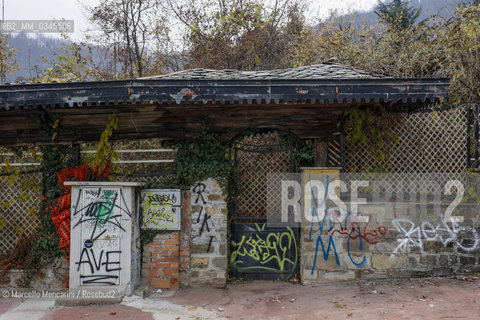 Consonno, frazione di Olginate in provincia di Lecco. Questo antico borgo fu acquistato nel 1962 dal conte Mario Bagno per farne un centro commerciale e di divertimento. Gli abitanti furono costretti ad andarsene e il paese fu quasi completamente distrutto, ma il progetto non venne mai portato a termine e oggi ne restano solo alcuni edifici in rovina, ulteriormente devastati nel 2007 durante un rave party. Nel 2014, il complesso è stato messo in vendita dalla “Immobiliare Consonno Brianza”  /  Consonno, hamlet of Olginate in the province of Lecco (Italy). This ancient village was acquired in 1962 by Count Mario Bagno to built here a shopping mall and entertainment center. The inhabitants were forced to leave and the place was almost completely destroyed, but the project was never completed. Today there are only a few buildings in ruins, further devastated in 2007 during a rave party. In 2014, the complex was put on sale by the Real Estate “Consonno Brianza” company - ©Marcello Mencarini/Rosebud2