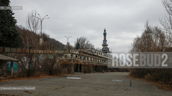 Consonno, frazione di Olginate in provincia di Lecco. Questo antico borgo fu acquistato nel 1962 dal conte Mario Bagno per farne un centro commerciale e di divertimento. Gli abitanti furono costretti ad andarsene e il paese fu quasi completamente distrutto, ma il progetto non venne mai portato a termine e oggi ne restano solo alcuni edifici in rovina, ulteriormente devastati nel 2007 durante un rave party. Nel 2014, il complesso è stato messo in vendita dalla “Immobiliare Consonno Brianza”. In questa foto: la galleria commerciale in stile arabeggiante   /  Consonno, hamlet of Olginate in the province of Lecco (Italy). This ancient village was acquired in 1962 by Count Mario Bagno to built here a shopping mall and entertainment center. The inhabitants were forced to leave and the place was almost completely destroyed, but the project was never completed. Today there are only a few buildings in ruins, further devastated in 2007 during a rave party. In 2014, the complex was put on sale by the Real Estate “Consonno Brianza” company. In this photo: the shopping mall in Arabic style - ©Marcello Mencarini/Rosebud2