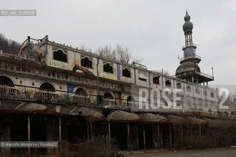 Consonno, frazione di Olginate in provincia di Lecco. Questo antico borgo fu acquistato nel 1962 dal conte Mario Bagno per farne un centro commerciale e di divertimento. Gli abitanti furono costretti ad andarsene e il paese fu quasi completamente distrutto, ma il progetto non venne mai portato a termine e oggi ne restano solo alcuni edifici in rovina, ulteriormente devastati nel 2007 durante un rave party. Nel 2014, il complesso è stato messo in vendita dalla “Immobiliare Consonno Brianza”. In questa foto: la galleria commerciale in stile arabeggiante   /  Consonno, hamlet of Olginate in the province of Lecco (Italy). This ancient village was acquired in 1962 by Count Mario Bagno to built here a shopping mall and entertainment center. The inhabitants were forced to leave and the place was almost completely destroyed, but the project was never completed. Today there are only a few buildings in ruins, further devastated in 2007 during a rave party. In 2014, the complex was put on sale by the Real Estate “Consonno Brianza” company. In this photo: the shopping mall in Arabic style - ©Marcello Mencarini/Rosebud2