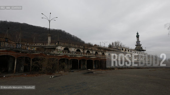 Consonno, frazione di Olginate in provincia di Lecco. Questo antico borgo fu acquistato nel 1962 dal conte Mario Bagno per farne un centro commerciale e di divertimento. Gli abitanti furono costretti ad andarsene e il paese fu quasi completamente distrutto, ma il progetto non venne mai portato a termine e oggi ne restano solo alcuni edifici in rovina, ulteriormente devastati nel 2007 durante un rave party. Nel 2014, il complesso è stato messo in vendita dalla “Immobiliare Consonno Brianza”. In questa foto: la galleria commerciale in stile arabeggiante   /  Consonno, hamlet of Olginate in the province of Lecco (Italy). This ancient village was acquired in 1962 by Count Mario Bagno to built here a shopping mall and entertainment center. The inhabitants were forced to leave and the place was almost completely destroyed, but the project was never completed. Today there are only a few buildings in ruins, further devastated in 2007 during a rave party. In 2014, the complex was put on sale by the Real Estate “Consonno Brianza” company. In this photo: the shopping mall in Arabic style - ©Marcello Mencarini/Rosebud2