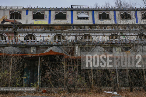 Consonno, frazione di Olginate in provincia di Lecco. Questo antico borgo fu acquistato nel 1962 dal conte Mario Bagno per farne un centro commerciale e di divertimento. Gli abitanti furono costretti ad andarsene e il paese fu quasi completamente distrutto, ma il progetto non venne mai portato a termine e oggi ne restano solo alcuni edifici in rovina, ulteriormente devastati nel 2007 durante un rave party. Nel 2014, il complesso è stato messo in vendita dalla “Immobiliare Consonno Brianza”. In questa foto: la galleria commerciale in stile arabeggiante   /  Consonno, hamlet of Olginate in the province of Lecco (Italy). This ancient village was acquired in 1962 by Count Mario Bagno to built here a shopping mall and entertainment center. The inhabitants were forced to leave and the place was almost completely destroyed, but the project was never completed. Today there are only a few buildings in ruins, further devastated in 2007 during a rave party. In 2014, the complex was put on sale by the Real Estate “Consonno Brianza” company. In this photo: the shopping mall in Arabic style - ©Marcello Mencarini/Rosebud2