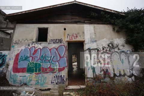 Consonno, frazione di Olginate in provincia di Lecco. Questo antico borgo fu acquistato nel 1962 dal conte Mario Bagno per farne un centro commerciale e di divertimento. Gli abitanti furono costretti ad andarsene e il paese fu quasi completamente distrutto, ma il progetto non venne mai portato a termine e oggi ne restano solo alcuni edifici in rovina, ulteriormente devastati nel 2007 durante un rave party. Nel 2014, il complesso è stato messo in vendita dalla “Immobiliare Consonno Brianza”  /  Consonno, hamlet of Olginate in the province of Lecco (Italy). This ancient village was acquired in 1962 by Count Mario Bagno to built here a shopping mall and entertainment center. The inhabitants were forced to leave and the place was almost completely destroyed, but the project was never completed. Today there are only a few buildings in ruins, further devastated in 2007 during a rave party. In 2014, the complex was put on sale by the Real Estate “Consonno Brianza” company - ©Marcello Mencarini/Rosebud2