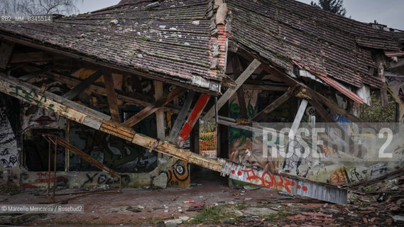 Consonno, frazione di Olginate in provincia di Lecco. Questo antico borgo fu acquistato nel 1962 dal conte Mario Bagno per farne un centro commerciale e di divertimento. Gli abitanti furono costretti ad andarsene e il paese fu quasi completamente distrutto, ma il progetto non venne mai portato a termine e oggi ne restano solo alcuni edifici in rovina, ulteriormente devastati nel 2007 durante un rave party. Nel 2014, il complesso è stato messo in vendita dalla “Immobiliare Consonno Brianza”  /  Consonno, hamlet of Olginate in the province of Lecco (Italy). This ancient village was acquired in 1962 by Count Mario Bagno to built here a shopping mall and entertainment center. The inhabitants were forced to leave and the place was almost completely destroyed, but the project was never completed. Today there are only a few buildings in ruins, further devastated in 2007 during a rave party. In 2014, the complex was put on sale by the Real Estate “Consonno Brianza” company - ©Marcello Mencarini/Rosebud2