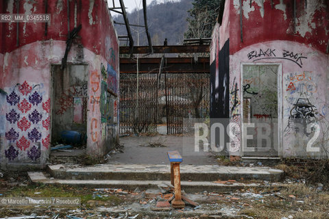 Consonno, frazione di Olginate in provincia di Lecco. Questo antico borgo fu acquistato nel 1962 dal conte Mario Bagno per farne un centro commerciale e di divertimento. Gli abitanti furono costretti ad andarsene e il paese fu quasi completamente distrutto, ma il progetto non venne mai portato a termine e oggi ne restano solo alcuni edifici in rovina, ulteriormente devastati nel 2007 durante un rave party. Nel 2014, il complesso è stato messo in vendita dalla “Immobiliare Consonno Brianza”  /  Consonno, hamlet of Olginate in the province of Lecco (Italy). This ancient village was acquired in 1962 by Count Mario Bagno to built here a shopping mall and entertainment center. The inhabitants were forced to leave and the place was almost completely destroyed, but the project was never completed. Today there are only a few buildings in ruins, further devastated in 2007 during a rave party. In 2014, the complex was put on sale by the Real Estate “Consonno Brianza” company - ©Marcello Mencarini/Rosebud2