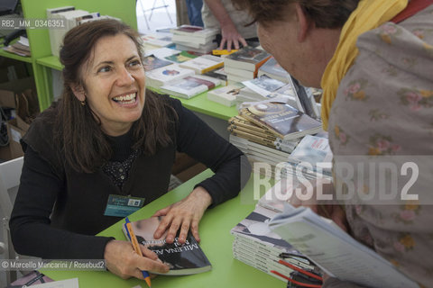 Montpellier, May 2016. Italian writer Milena Agus signing copies of her books  / Montpellier, maggio 2016. La scrittrice Milena Agus mentre firma copie dei suoi libri- ©Marcello Mencarini/Rosebud2