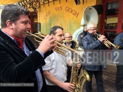 Arles in Provence region, South of France, 2016. Band in front of the Café Van Gogh (former Café de la Nuit) in Place du Forum. The Café de la Nuit is known because the painter Vincent van Gogh attended him during his stay in Arles (1888-1889) / Arles in Provenza, nel Sud della Francia, 2016. Banda di fronte al Café va Gogh (antico Café de la nuit) in Place du Forum. Il Café de la nuit è noto perché il pittore Vincent van Gogh lo frequentò durante il suo soggiorno ad Arles (1888-1889) - ©Marcello Mencarini/Rosebud2