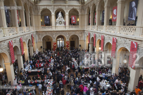 Lyon, Quais du Polar 2017. Book signings in the Palais de la Bourse  /  Lione, Quais du Polar 2017. Firma copie al Palais de la Bourse - ©Marcello Mencarini/Rosebud2