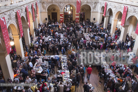 Lyon, Quais du Polar 2017. Book signings in the Palais de la Bourse  /  Lione, Quais du Polar 2017. Firma copie al Palais de la Bourse - ©Marcello Mencarini/Rosebud2