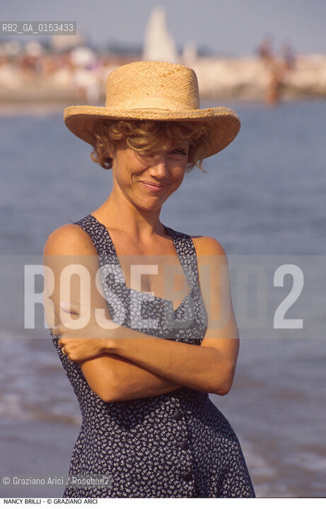 - Venezia,1993.Festival Internazionale dArte Cinematografica di Venezia.Ritratto dellattrice Nancy Brilli Cinema ritratto attrice cappello mare spiaggia- Venice,1993.Venice International Film Festival.Portrait of the actress Nancy Brilli ©Graziano Arici/Rosebud2