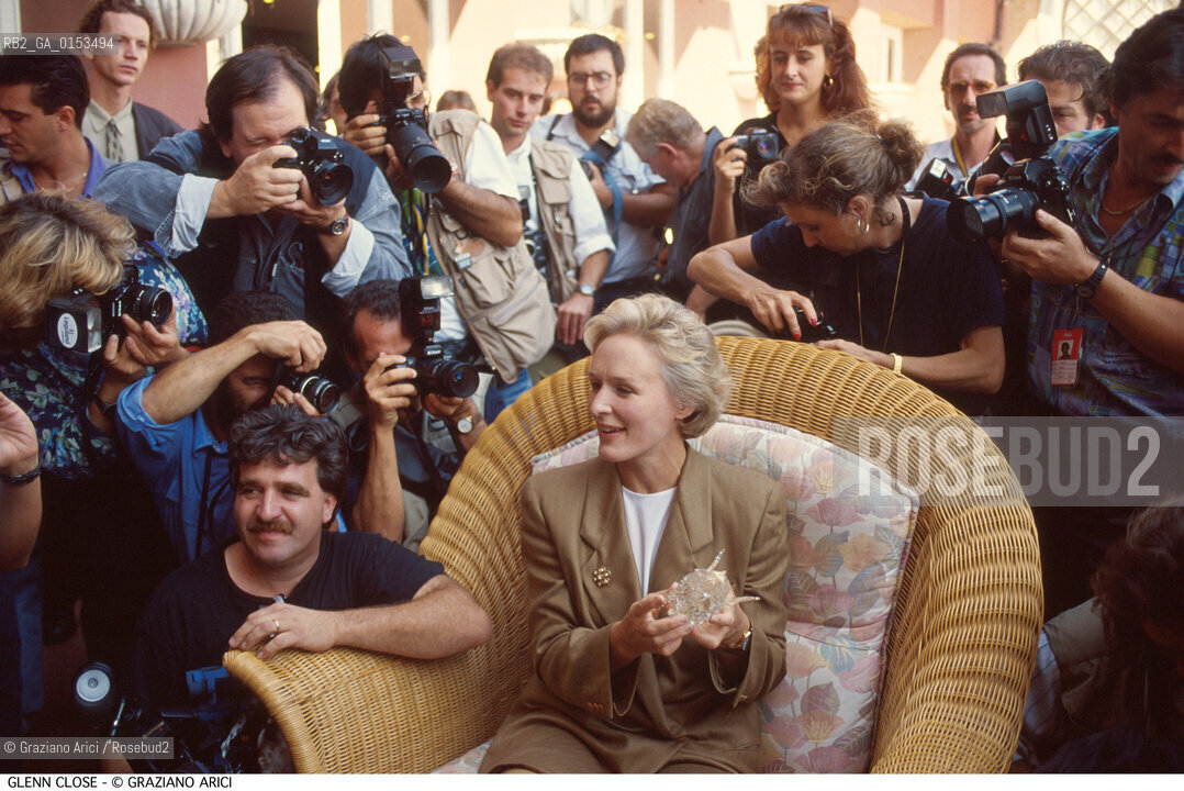 - Venezia,1993.Festival Internazionale dArte Cinematografica di Venezia.Ritratto dellattrice Glenn Close circondata dai fotografi Cinema ritratto attrice fotografia- Venice,1993.Venice International Film Festival.Portrait of the actress Glenn Close with the photographers ©Graziano Arici/Rosebud2